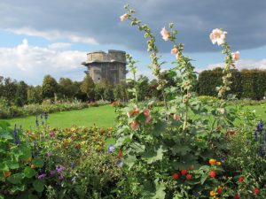 Der Augarten mit dem Flak-Turm