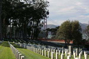 Friedhof auf dem Presidio mit der Golden Gate Bridge im Hintergrund