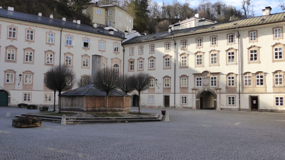 File:Salzburg (Stift. St. Peter-Innenhof).jpg
