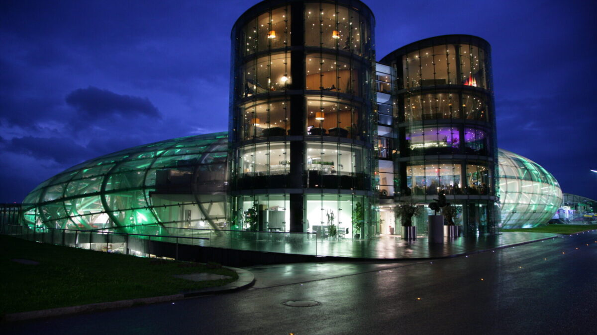 File:Aussenansicht red bull hangar-7 nacht.jpg