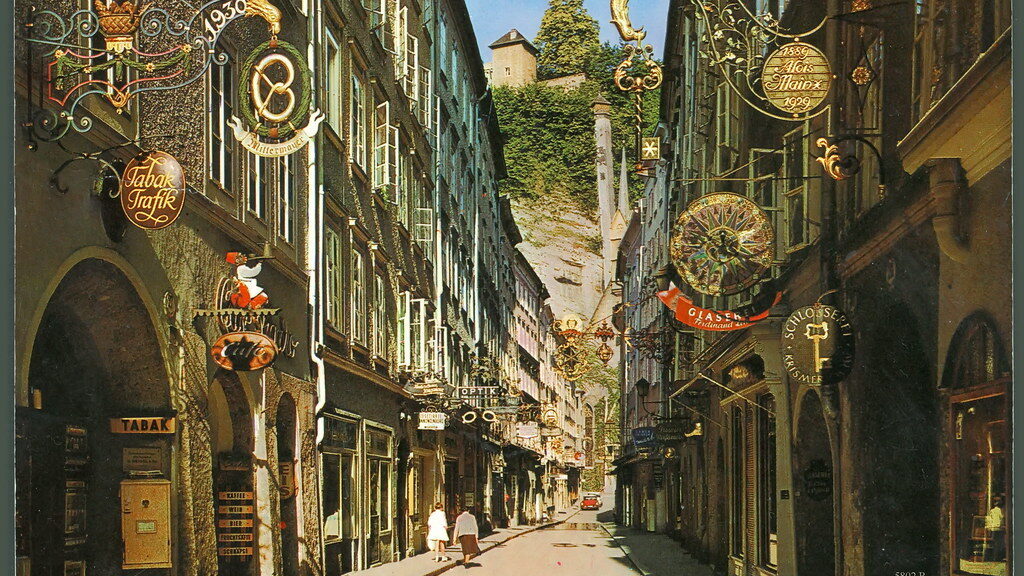5802 R Salzburg Nr. 533 MALERISCHES SALZBURG. — Getreidegasse gegen Mönchsberg Getreidegasse (Cereal Street) with its old signboards Getreidegasse (rue des grains) avec ses vieilles enseignes Getreidegasse (via cereale) colle sue vecchie insegne Kunstve