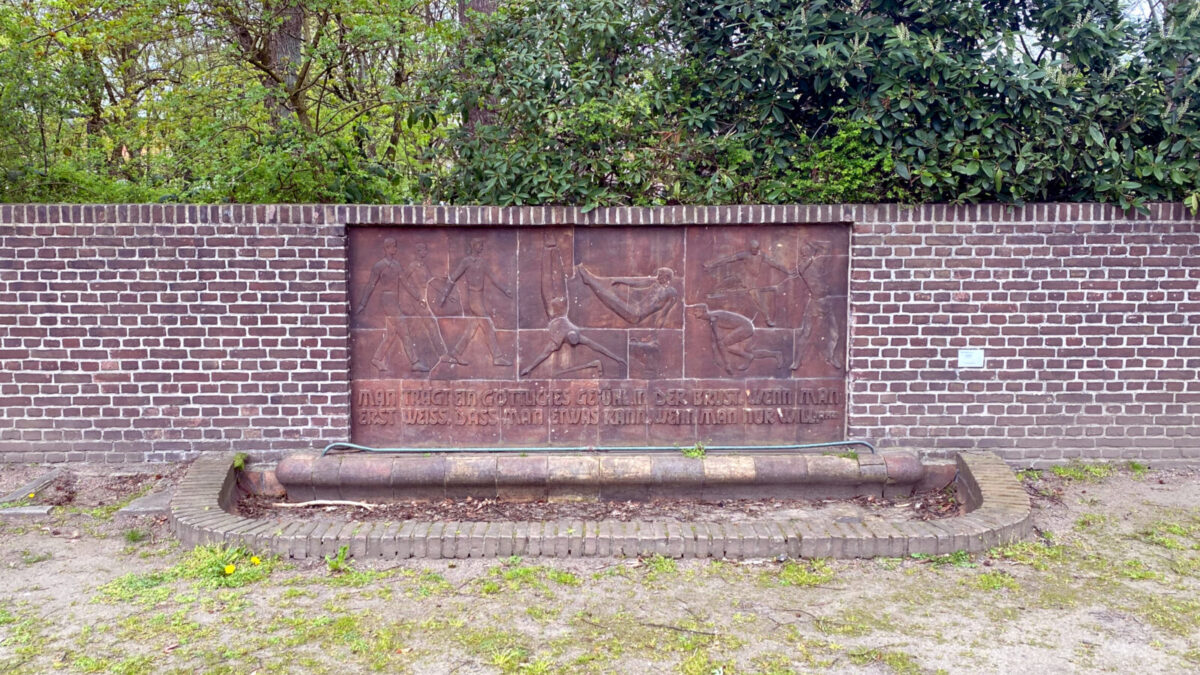 Jahn-Relief-Brunnen von Kurt Bauer, Stadtpark, Hamburg-Winterhude (3)