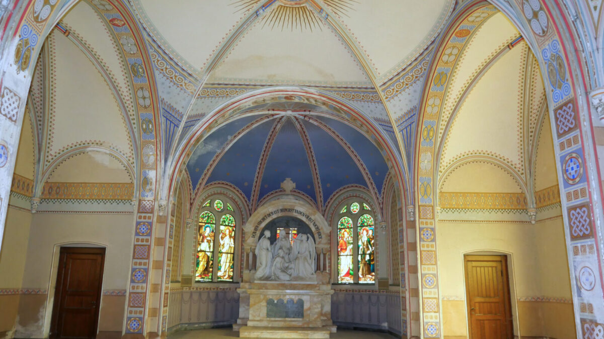 HH-Ohlsdorf, Friedhof, Mausoleum Riedemann, Innenraum Blickrichtung Osten, Apr 26