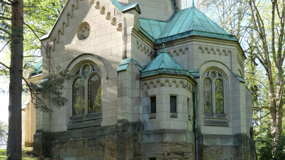 HH-Ohlsdorf, Friedhof, Mausoleum Riedemann von Südosten, Apr 26
